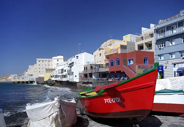 barco en el puerto de el medano